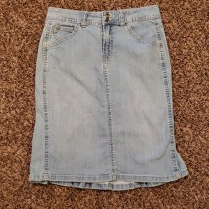 Gloria Vanderbuilt, denim skirt
